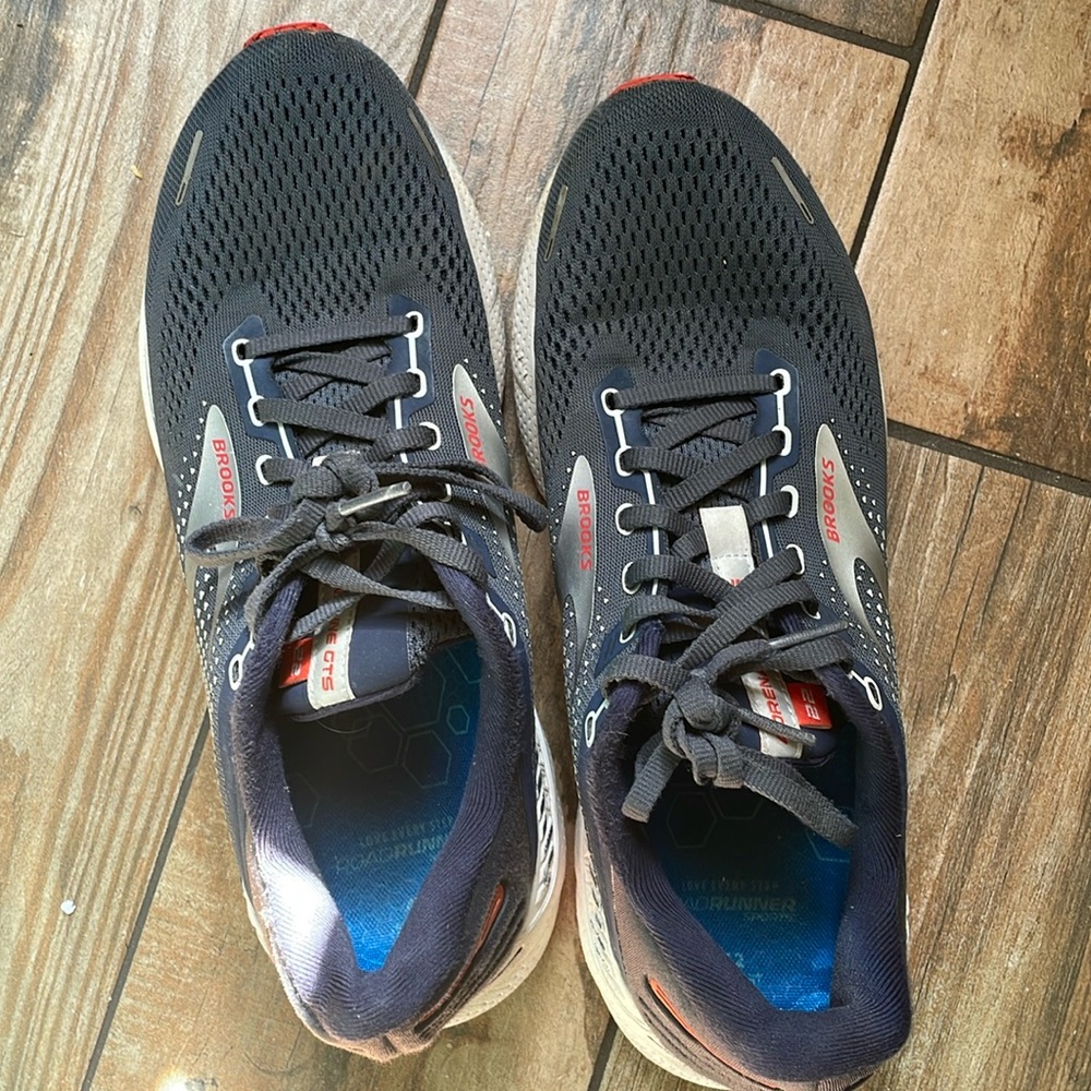 Brooks guiderails running shoes 9 mens